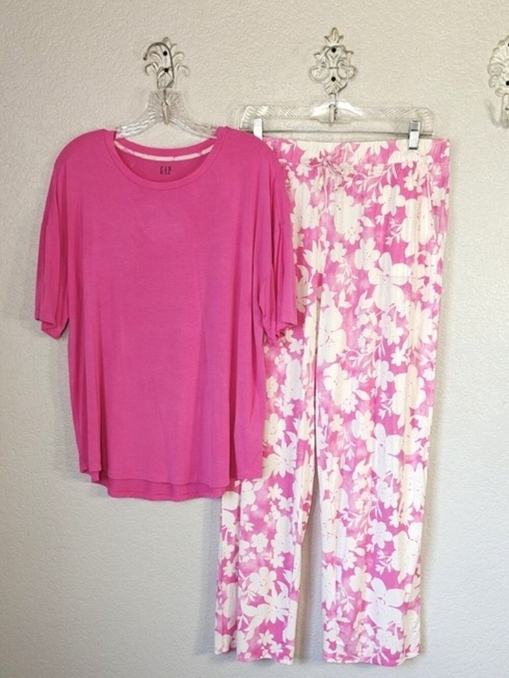 Gap Size L Pajama Set Pink White Short Sleeve Top Floral Bottoms Side Pockets